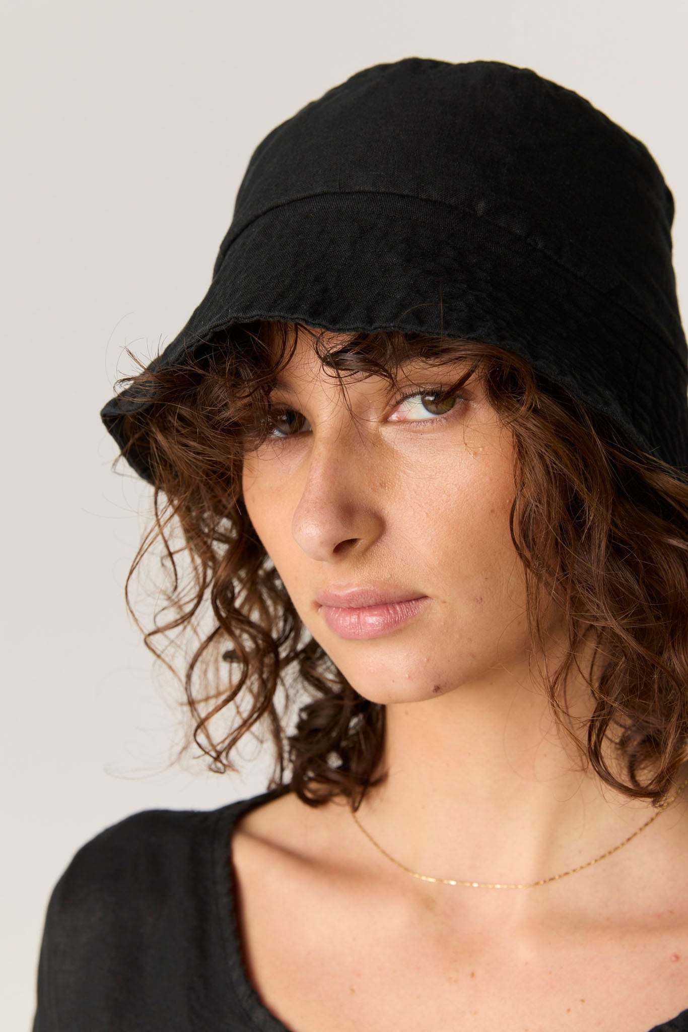 PEACHES BUCKET HAT - NOIR