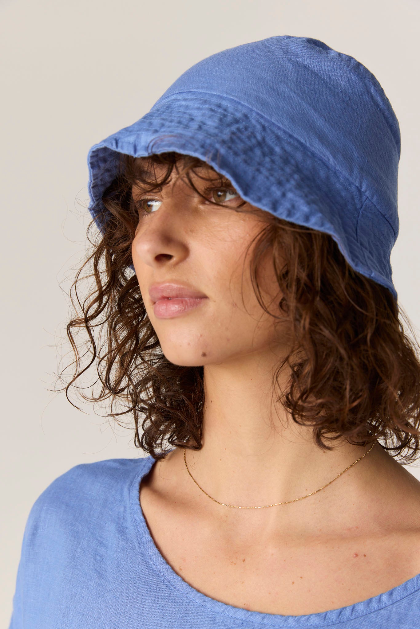 PEACHES BUCKET HAT - CORNFLOWER